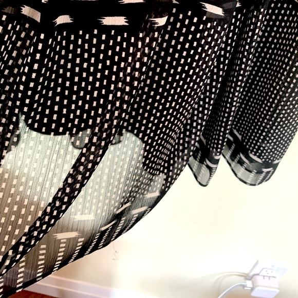 Classic Black & white sheer viscose pleaded skirt just below the knee US 10 - 12 - Picture 8 of 15